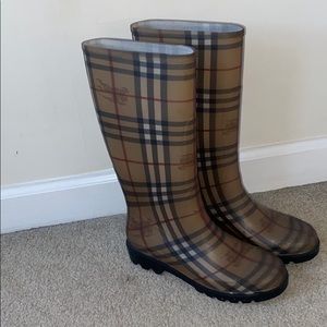 Burberry rain boots in excellent condition